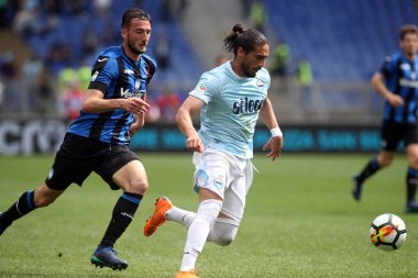Rome, İtalya - 06 Mayıs 2018: Stadio Olimpico, Roma, İtalya. Serie A. Ss Lazio vs Atalanta. Cristante ve Caceras Serie A futbol sırasında eylem Lazio vs Atalanta Roma Stadio Olimpico maç