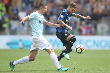 Rome, İtalya - 06 Mayıs 2018: Stadio Olimpico, Roma, İtalya. Serie A. Ss Lazio vs Atalanta. Lazio vs Atalanta Roma Stadio Olimpico Marusic ve Papu Gomez eylem sırasında Serie A futbol maç