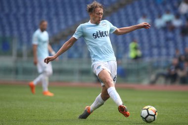 Rome, İtalya - 06 Mayıs 2018: Stadio Olimpico, Roma, İtalya. Serie A. Ss Lazio vs Atalanta. Lucas Leiva eylem sırasında Serie A futbol maç Lazio vs Atalanta Roma Stadio Olimpico