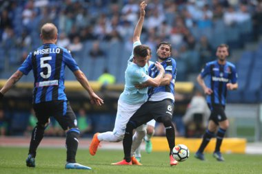 Rome, İtalya - 06 Mayıs 2018: Stadio Olimpico, Roma, İtalya. Serie A. Ss Lazio vs Atalanta. Serie A sırasında eylem futbol maçı Lazio vs Atalanta Roma Stadio Olimpico