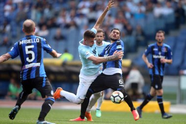 Rome, İtalya - 06 Mayıs 2018: Stadio Olimpico, Roma, İtalya. Serie A. Ss Lazio vs Atalanta. Milinkovic ve eylem Serie A futbol sırasında Palomino Lazio vs Atalanta Roma Stadio Olimpico maç