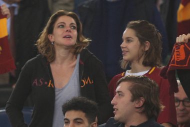 Rome, İtalya - 13 Mayıs 2018: Serie A. Rakip maç Fc Juventus.Claudia Gerini ve Serie A futbol sırasında onun kızı olarak Roma Rakip Juventus Roma Stadio Olimpico