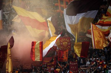 Rome, İtalya - 13 Mayıs 2018: Serie A. Rakip Fc Juventus. Serie A futbol sırasında eylem olarak Roma Sud Curva destekçileri olarak Roma vs Roma Stadio Olimpico Juventus maç