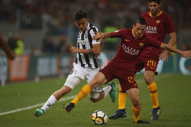 Rome, İtalya - 13 Mayıs 2018: Serie A. Rakip Fc Juventus. Paulo Dybala ve Florenzi Serie A futbol sırasında eylem olarak Roma vs Roma Stadio Olimpico Juventus maç