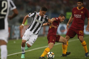 Rome, İtalya - 13 Mayıs 2018: Serie A. Rakip Fc Juventus. Paulo Dybala ve Florenzi Serie A futbol sırasında eylem olarak Roma vs Roma Stadio Olimpico Juventus maç