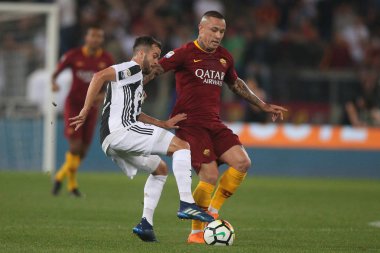 Rome, İtalya - 13 Mayıs 2018: Serie A. Rakip Fc Juventus. Pjanic ve Nainggolan Serie A futbol sırasında eylem olarak Roma vs Roma Stadio Olimpico Juventus maç