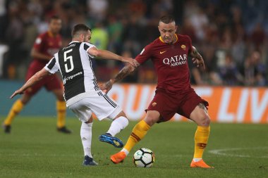 Rome, İtalya - 13 Mayıs 2018: Serie A. Rakip Fc Juventus. Pjanic ve Nainggolan Serie A futbol sırasında eylem olarak Roma vs Roma Stadio Olimpico Juventus maç