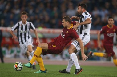 Rome, İtalya - 13 Mayıs 2018: Serie A. Roma vs Fc Juventus.Dzeko ve Barzagli Serie A futbol sırasında eylem olarak Roma Rakip Juventus Roma Stadio Olimpico maç.
