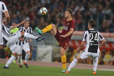 Rome, İtalya - 13 Mayıs 2018: Serie A. Roma vs Fc Juventus.Dzeko Serie A futbol sırasında eylem olarak Roma Rakip Juventus Roma Stadio Olimpico maç.