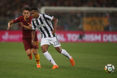 Rome, İtalya - 13 Mayıs 2018: Serie A. Rakip Fc Juventus. Alex Sandro ve altında Serie A sırasında eylem futbol maçı olarak Roma Rakip Juventus Roma Stadio Olimpico