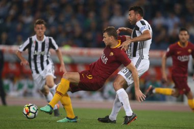 13.05.2018. Stadio Olimpico, Roma, İtalya. Serie A. Roma vs Fc Juventus.Dzeko ve Barzagli Serie A futbol sırasında eylem olarak Roma Rakip Juventus Roma Stadio Olimpico maç.