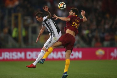 13.05.2018. Stadio Olimpico, Roma, İtalya. Serie A. Roma vs Fc Juventus.Mario Mandzukic ve Fazio Serie A futbol sırasında eylem olarak Roma Rakip Juventus Roma Stadio Olimpico maç.