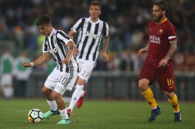 13.05.2018. Stadio Olimpico, Roma, İtalya. Serie A. Roma vs Fc Juventus.Paulo Dybala ve De Rossi Serie A futbol sırasında eylem olarak Roma Rakip Juventus Roma Stadio Olimpico maç.