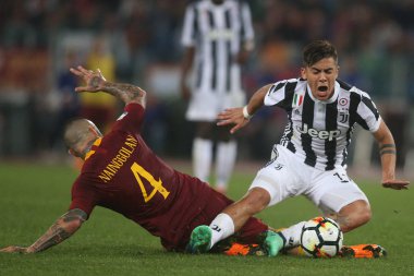 13.05.2018. Stadio Olimpico, Roma, İtalya. Serie A. Rakip Fc Juventus. Nainggolan ve Dybala Serie A futbol sırasında eylem olarak Roma vs Roma Stadio Olimpico Juventus maç