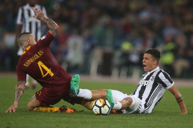 13.05.2018. Stadio Olimpico, Roma, İtalya. Serie A. Rakip Fc Juventus. Nainggolan ve Dybala Serie A futbol sırasında eylem olarak Roma vs Roma Stadio Olimpico Juventus maç