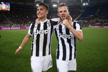 13.05.2018. Stadio Olimpico, Roma, İtalya. Serie A. Rakip Fc Juventus. Paulo Dybala ve Pjanic, Juventus, yedinci ardışık Scudetto Serie A futbol maçı rakip Juventus Roma Stadio Olimpico sonunda kutluyor