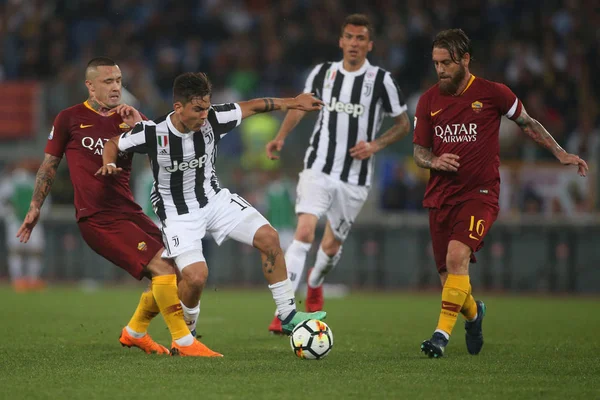 13.05.2018. Stadio Olimpico, Roma, İtalya. Serie A. Rakip Fc Juventus. Nainggolan ve Paulo Dybala Serie A futbol sırasında eylem olarak Roma vs Roma Stadio Olimpico Juventus maç