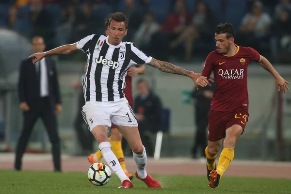 13.05.2018. Stadio Olimpico, Roma, İtalya. Serie A. Roma vs Fc Juventus.Mario Mandzukic ve Florenzi Serie A futbol sırasında eylem olarak Roma Rakip Juventus Roma Stadio Olimpico maç.