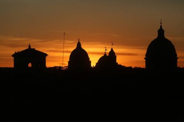 Roma, İtalya 7 Mayıs 2020: Roma 'da gün batımı acil iniş-çıkışlar sırasında. 