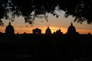 Roma, İtalya 7 Mayıs 2020: Roma 'da gün batımı acil iniş-çıkışlar sırasında. 