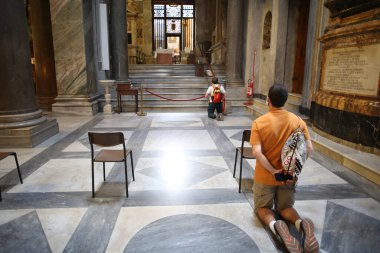 Roma, İtalya 9 Mayıs 2020: Trastevere 'deki Santa Maria Bazilikası' nda inançlı dualar sosyal uzaklıkla yapılıyor. Covid-19 acil karantinasından sonra İtalya 'da ikinci aşamaya başlayan ilk hafta sonu..