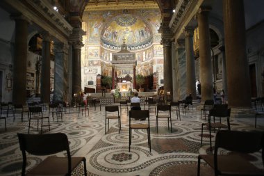 Roma, İtalya 9 Mayıs 2020: Trastevere 'deki Santa Maria' da inananlar için kilise başkanlığı sosyal mesafesi. Covid-19 acil karantinasından sonra İtalya 'da ikinci aşamaya başlayan ilk hafta sonu..