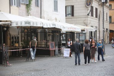 Roma, İtalya 9 Mayıs 2020: Roma 'daki Campo dei Fiori' de VIP restoran kapandı. Covid-19 acil karantinasından sonra İtalya 'da ikinci aşamaya başlayan ilk hafta sonu..