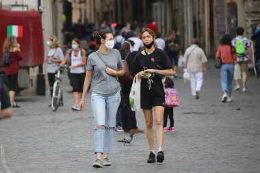 Roma, İtalya 9 Mayıs 2020: Roma 'da Campo dei Fiori' de maskeli insanlar yürüyor.. Covid-19 acil karantinasından sonra İtalya 'da ikinci aşamaya başlayan ilk hafta sonu..