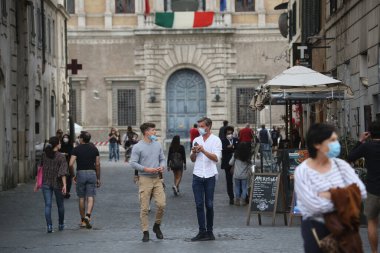 Roma, İtalya 9 Mayıs 2020: Roma 'da Campo dei Fiori' de maskeli insanlar yürüyor.. Covid-19 acil karantinasından sonra İtalya 'da ikinci aşamaya başlayan ilk hafta sonu..