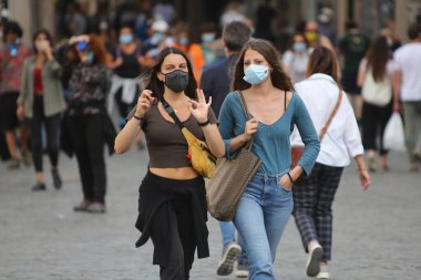 Roma, İtalya 9 Mayıs 2020: Maskeli kızlar Campo dei Fiori, Roma 'da yürüyor.. Covid-19 acil karantinasından sonra İtalya 'da ikinci aşamaya başlayan ilk hafta sonu..
