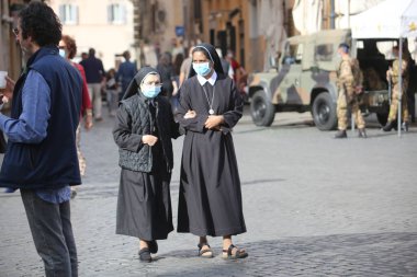 Roma, İtalya 9 Mayıs 2020: Roma 'da Campo dei Fiori' de maskeli kız kardeşler yürüyor.. Covid-19 acil karantinasından sonra İtalya 'da ikinci aşamaya başlayan ilk hafta sonu..