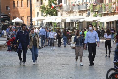 Roma, İtalya 9 Mayıs 2020: Piazza Navona 'da maskeli aileler. Covid-19 acil karantinasından sonra İtalya 'da ikinci aşamaya başlayan ilk hafta sonu..