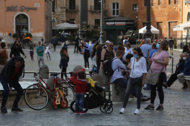 Roma, İtalya 9 Mayıs 2020: Piazza Navona 'da maskeli aileler. Covid-19 acil karantinasından sonra İtalya 'da ikinci aşamaya başlayan ilk hafta sonu..