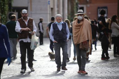 Roma, İtalya 9 Mayıs 2020: İnsanlar orta Roma sokaklarında yürüyor. Covid-19 acil karantinasından sonra İtalya 'da ikinci aşamaya başlayan ilk hafta sonu..