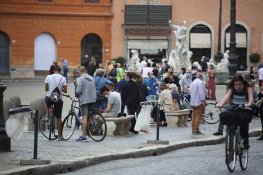 Roma, İtalya 9 Mayıs 2020: Roma 'daki Piazza Navona' da çok sayıda insan dinleniyor. Covid-19 acil karantinasından sonra İtalya 'da ikinci aşamaya başlayan ilk hafta sonu..