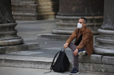 Roma, İtalya 9 Mayıs 2020: Maskeli adam Roma 'daki Piazza Pantheon' a bakıyor. Covid-19 acil karantinasından sonra İtalya 'da ikinci aşamaya başlayan ilk hafta sonu..