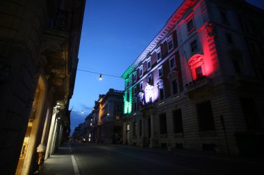 Roma, İtalya 9 Mayıs 2020: Roma 'daki Via del Corso' da İtalyan bayrağı renginde saray. Covid-19 acil karantinasından sonra İtalya 'da ikinci aşamaya başlayan ilk hafta sonu..