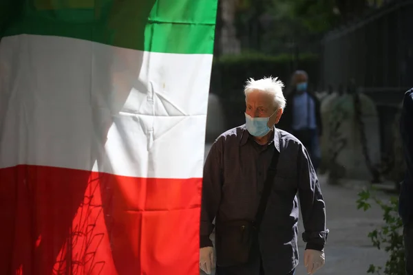Roma Italia Mayo 2020 Anciano Con Máscara Camina Por Roma —  Fotos de Stock