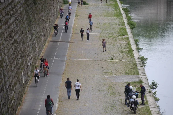 Roma Italie Mai 2020 Les Gens Promènent Long Rivière Tevere — Photo