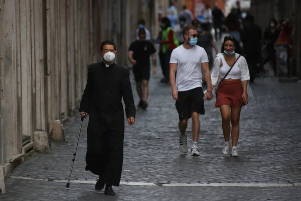 Roma Italia Mayo 2020 Sacerdote Con Máscara Camina Por Los —  Fotos de Stock