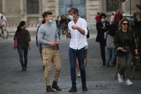 Roma Italia Mayo 2020 Personas Con Máscaras Caminando Campo Dei — Foto de Stock