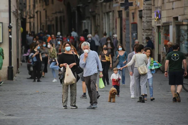 Roma Italien Maj 2020 Personer Med Masker Promenader Campo Dei — Stockfoto