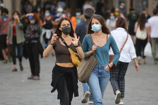 Roma Italia Mayo 2020 Chicas Con Máscaras Caminando Campo Dei —  Fotos de Stock