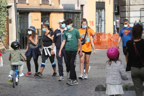 Roma Italia Mayo 2020 Familia Con Máscaras Caminando Campo Dei —  Fotos de Stock