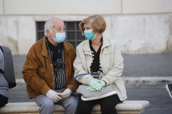 Roma Italia Mayo 2020 Las Personas Mayores Con Máscaras Descansan —  Fotos de Stock