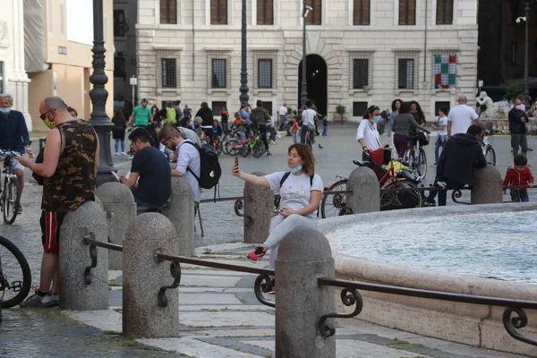 Roma Italy May 2020 Girl Takes Selfie Berninis Fountain Piazza — 스톡 사진