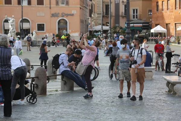 Roma Italy May 2020 Families Mask Piazza Navona 이탈리아에서의 Covid — 스톡 사진