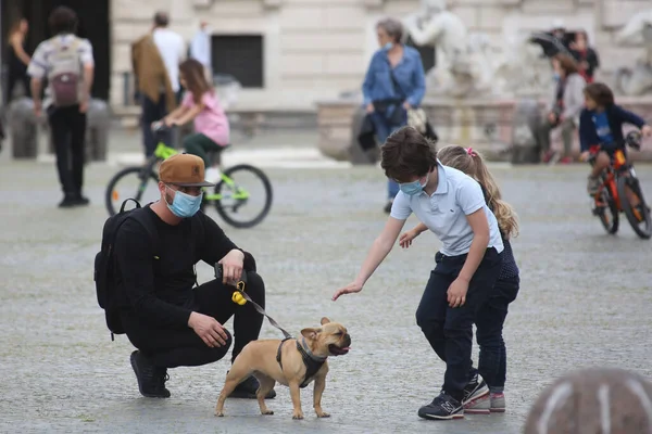 Roma Italien Maj 2020 Familjen Slappnar Piazza Navona Första Helgen — Stockfoto