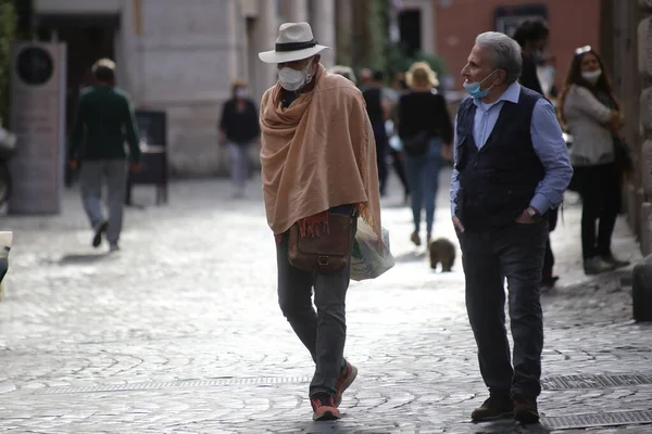 意大利罗马 2020年5月9日 人们漫步在罗马市中心的街道上 Covid 19紧急检疫后在意大利开始第二阶段的第一个周末 — 图库照片