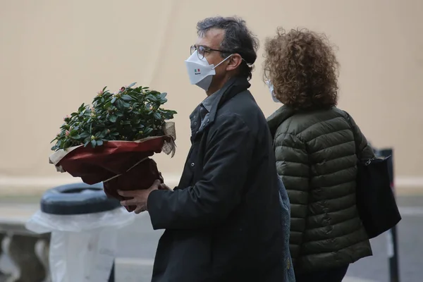 Roma Italia Mayo 2020 Familias Pasean Por Las Calles Del —  Fotos de Stock